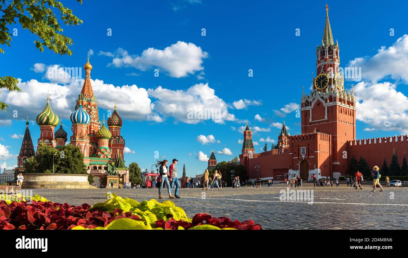Moskau - 23. Juli 2020: Menschen gehen auf dem Roten Platz neben der Basilius`s Kathedrale und dem Kreml in Moskau, Russland. Dieser Ort ist berühmte Touristenattraktion Stockfoto